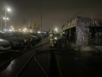 10 легковушек повреждены на пожаре у автосалона в Нижнем Новгороде 