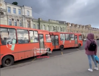 Водители маршруток Т-87 устроили разборки на остановке в Нижнем Новгороде 