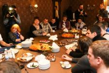 Опубликованы фотографии со встречи хоккеистов нижегородского "Торпедо" с болельщиками-колясочниками 