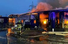Прокуратура начала проверку из-за пожара на рынке стройматериалов в Карповке 