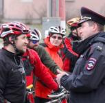 Десятки велосипедистов провели флешмоб в центре Нижнего Новгорода 