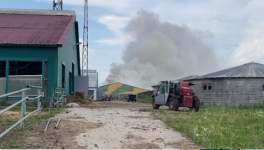 Пожар в ангаре разгорелся в поселке Ждановский под Кстовом 