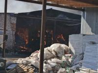 Крупный пожар в пункте приема вторсырья тушат в Перевозском районе 