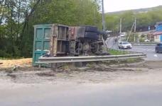 Грузовик опрокинулся из-за лопнувшего колеса в Нижнем Новгороде 
