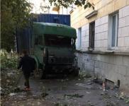 «КамАЗ» врезался в дом на Московском шоссе 
