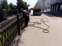 Подрядчик починит парапет и ограждение на Верхневолжской набережной до 10 июля 