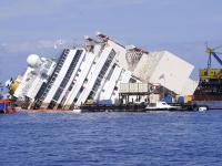 Лайнер Costa Concordia, затонувший у берегов Италии, поднят со дна 