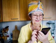 Чужих бабушек не бывает: Tele2 приглашает стать волонтером 