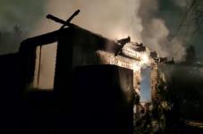 Жилой дом и легковушка сгорели в СНТ в Советском районе 