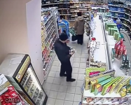 В Нижнем Новгороде магазинный вор попал на видеокамеру 