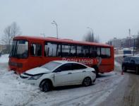 Автомобиль Hyundai врезался в маршрутку с пассажирами в Нижнем Новгороде  