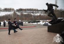 Цветы возложили к памятнику «Слава героям Росгвардии» в Нижнем Новгороде 