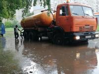 Воду откачивают с подтопленных из-за ливня улиц в Нижнем Новгороде 