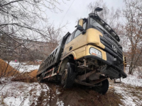 Грузовик с песком провалился под землю рядом с теплотрассой в Дзержинске 