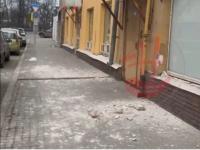 Штукатурка рухнула с фасада дома в центре Нижнего Новгорода  