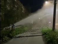 Фонтан горячей воды залил дорогу в Заволжье из-за прорыва трубы 