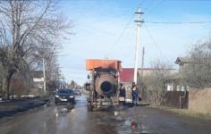 Дорожники кладут асфальт в Толоконцеве прямо в воду 