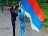 Два пьяных мужчины украли российский флаг с территории нижегородской школы 