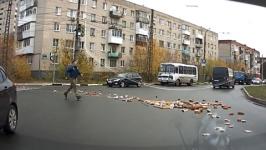 Хлебовоз в Дзержинске растерял буханки и батоны 