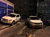 В Нижнем Новгороде прокололи шины автомобилисту, перекрывшему въезд во двор 