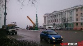 Установка новогодней ели началась на площади Минина в Нижнем Новгороде 