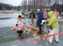 Автозаводские моржи завоевали кубок чемпионата по зимнему плаванию 