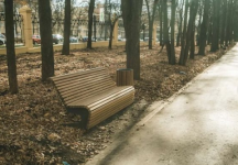 Новые скамейки устанавливают в нижегородском парке «Швейцария» 