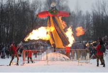 Чучело Масленицы в Нижнем Новгороде сожгли из огнемета 