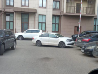 Volkswagen перекрыл проезд скорой к 11-месячному ребенку в Ленинском районе  