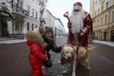 Дед Мороз с собакой-поводырем раздает подарки на улицах Нижнего Новгорода 