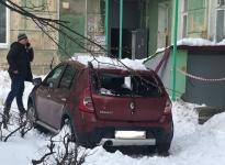 Водителю раздавленного льдом авто в Дзержинске возместят ущерб 