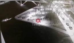 Появилось видео падения иномарки в овраг на набережной в Нижнем Новгороде 