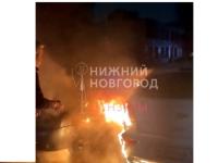 Три припаркованных автомобиля загорелись ночью на Автозаводе 