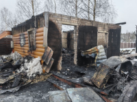 Опубликованы кадры с места пожара с тремя погибшими в деревне на Бору 