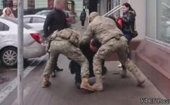 Опубликовано видео жесткого задержания пытавшегося сбыть боеприпасы нижегородца 