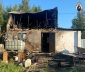 СК начал проверку из-за гибели 60-летнего мужчины на пожаре в Володарском районе 