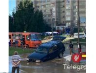 Автомобиль провалился в яму с водой в Автозаводском районе 