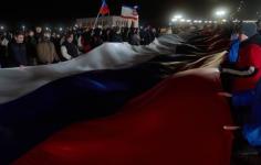 Нижегородцы развернули 100-метровый флаг РФ в честь 10-летия воссоединения Крыма 