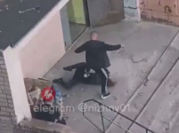 Мужчина жестоко избил девушку под окнами дома в Нижнем Новгороде 