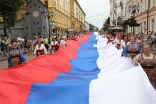 100-метровый флаг России пронесли по Большой Покровской 