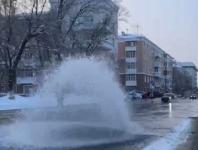 Фонтан забил из-под земли на Минина в Нижнем Новгороде 26 января   