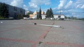 Упавший на площади Ленина столб до сих пор не могут убрать 