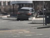 Porsche влетел на тротуар напротив Речного вокзала в Нижнем Новгороде 