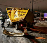 Большегруз протаранил две машины и столб в Нижнем Новгороде  