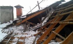 Крыша двухэтажного дома обрушилась в Урене 25 марта 