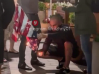 Нижегородцы отобрали у девушки флаг США и подожгли на Большой Покровской 