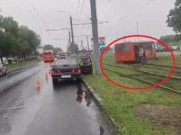 Маршрутка выехала на трамвайные пути после ДТП с легковушкой в Нижнем Новгороде 