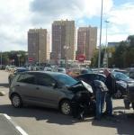 Два автомобиля столкнулись на стоянке у торгового центра в Советском районе 