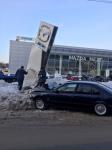 Рекламную стелу автосалона протаранила иномарка в Нижнем Новгороде 