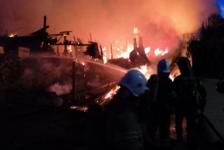 Деревообрабатывающий цех и два дома сгорели в Канавинском районе 